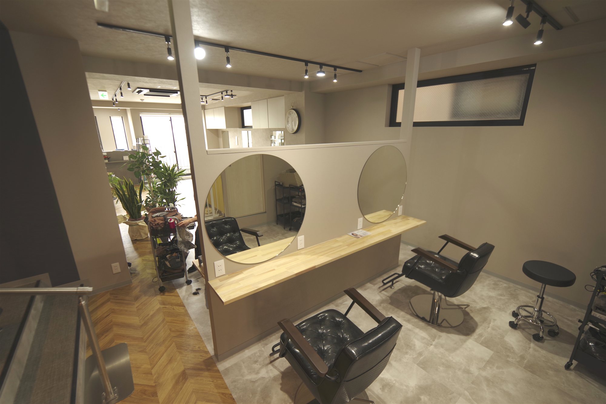 1bisの店内、セット面